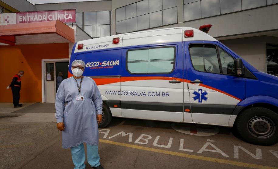 "Vacina protege, mas ainda não é hora de baixar a guarda”, alerta primeira paranaense imunizada