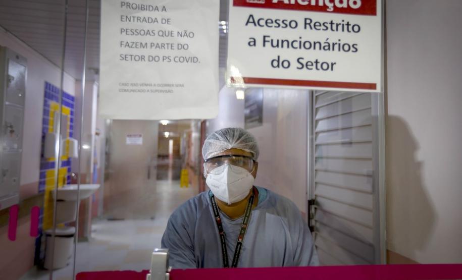 "Vacina protege, mas ainda não é hora de baixar a guarda”, alerta primeira paranaense imunizada