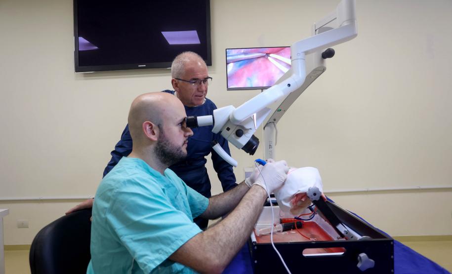 Com “cirurgia-aula”, professor do Paraná é referência global na formação de neurocirurgiões