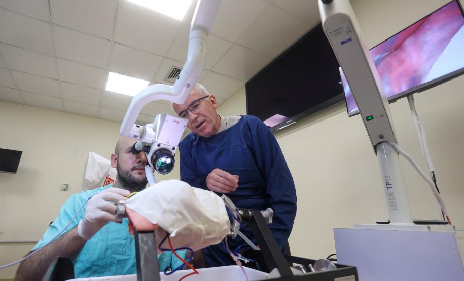 Com “cirurgia-aula”, professor do Paraná é referência global na formação de neurocirurgiões