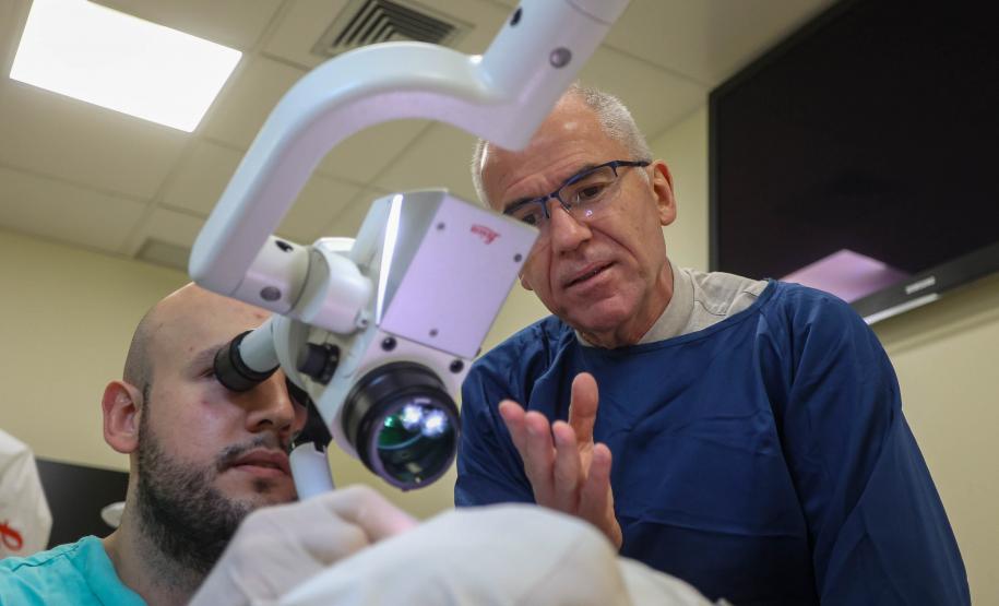 Com “cirurgia-aula”, professor do Paraná é referência global na formação de neurocirurgiões