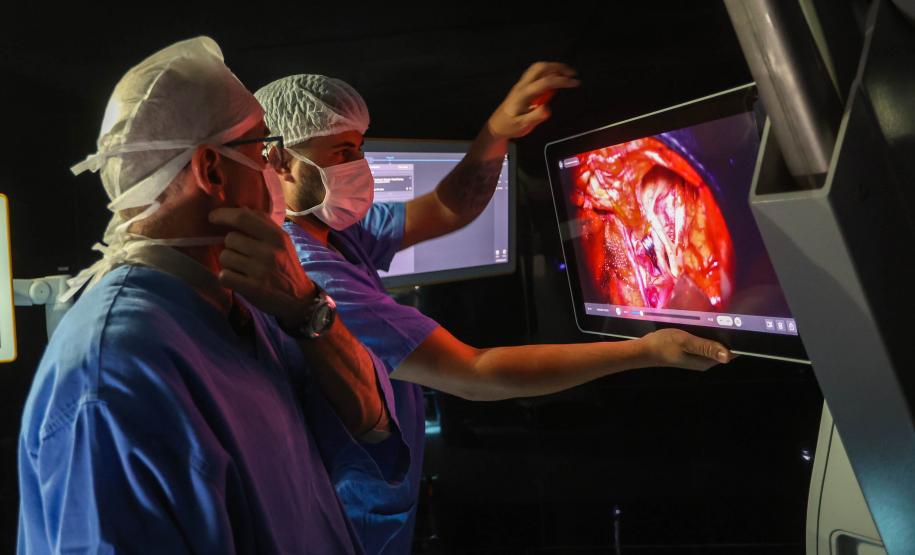 Com “cirurgia-aula”, professor do Paraná é referência global na formação de neurocirurgiões