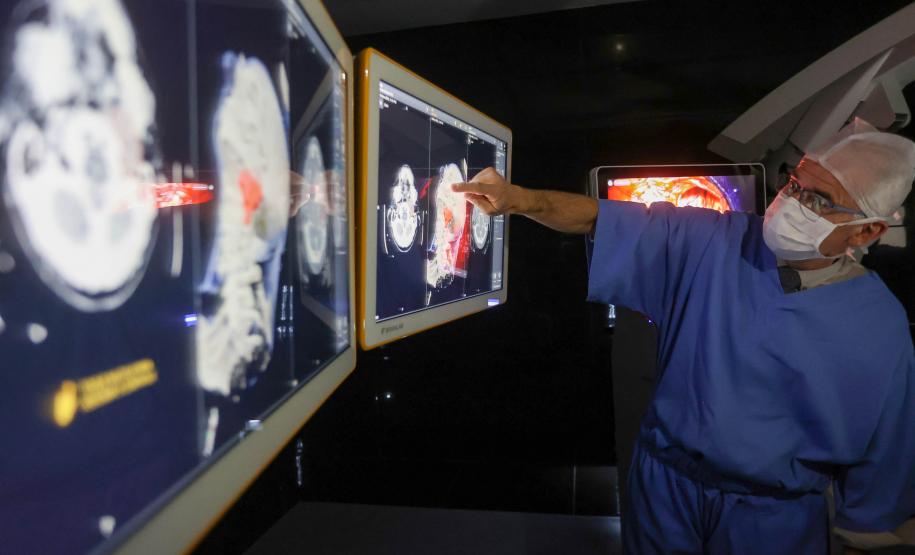 Com “cirurgia-aula”, professor do Paraná é referência global na formação de neurocirurgiões