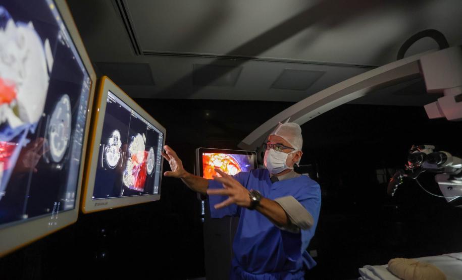 Com “cirurgia-aula”, professor do Paraná é referência global na formação de neurocirurgiões