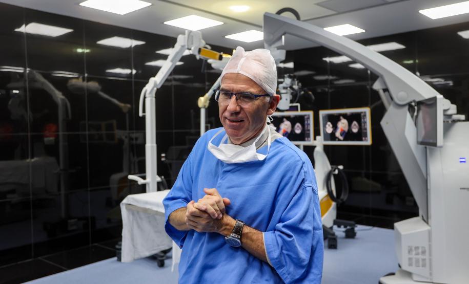 Com “cirurgia-aula”, professor do Paraná é referência global na formação de neurocirurgiões