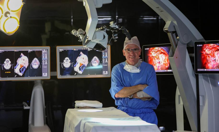 Com “cirurgia-aula”, professor do Paraná é referência global na formação de neurocirurgiões