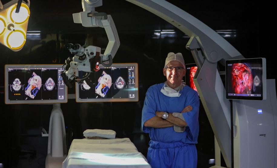Com “cirurgia-aula”, professor do Paraná é referência global na formação de neurocirurgiões
