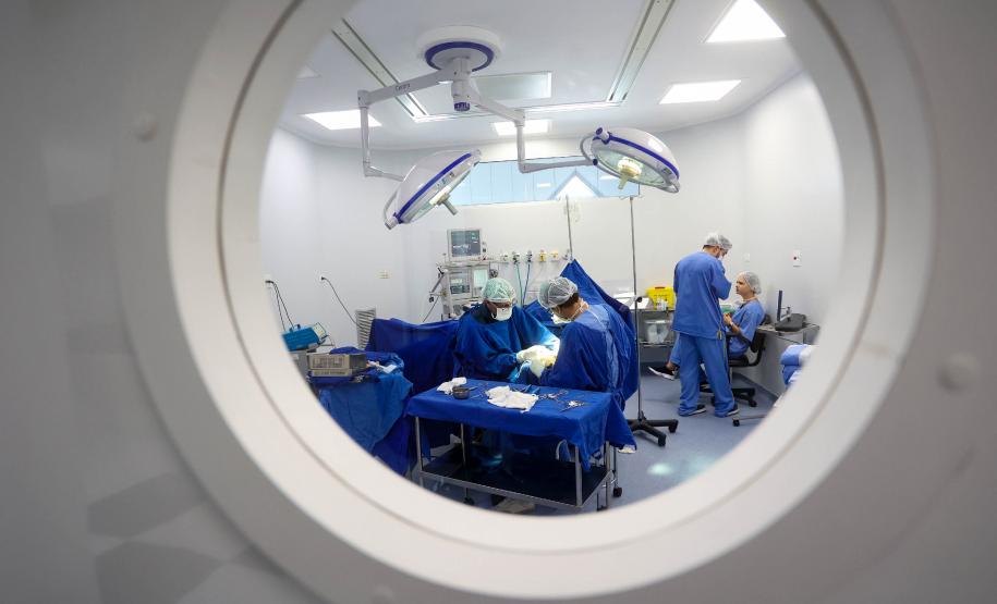 Equipe médica em procedimento cirúrgico, vista do observatório da porta do centro cirúrgico do HR