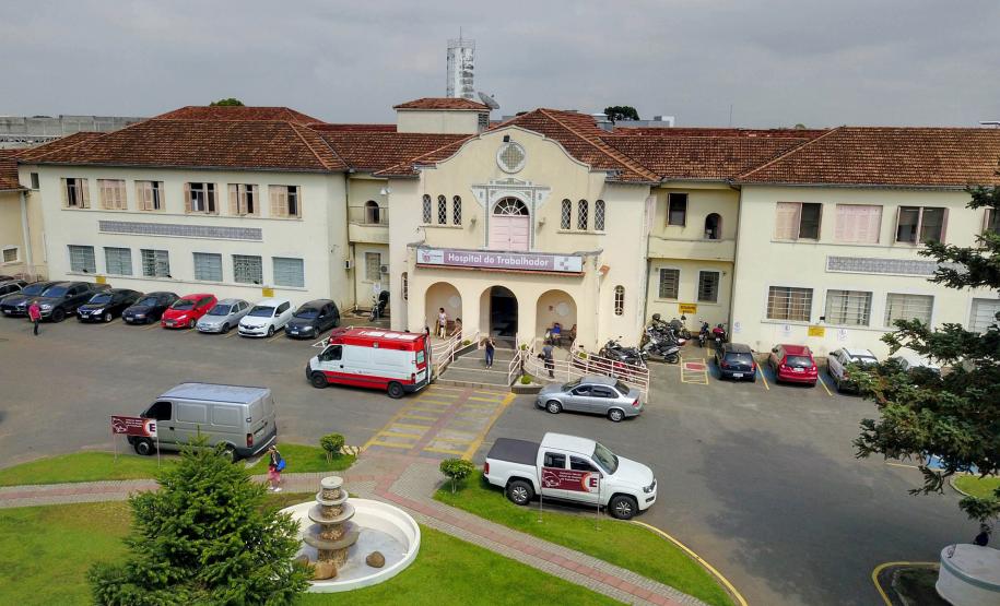 Vista da fachada do Hospital do Trabalhador, entrada da Avenida República Argentina