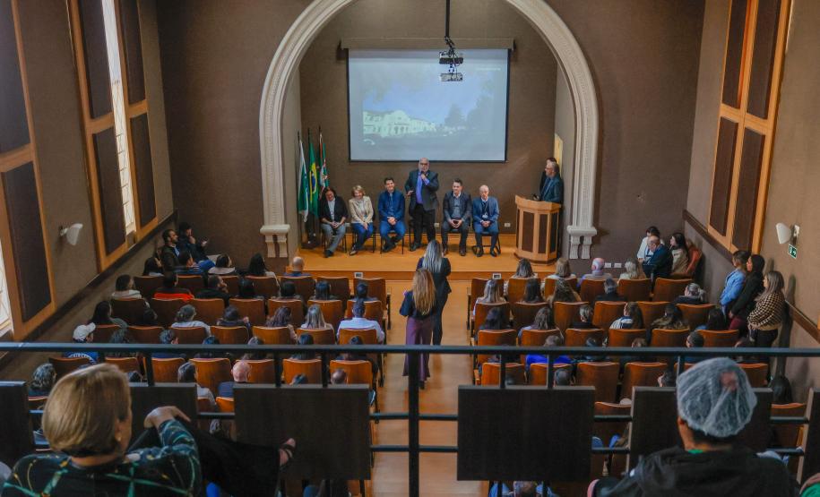 Governo entrega veículos e libera recursos para cirurgias no Hospital do Trabalhador