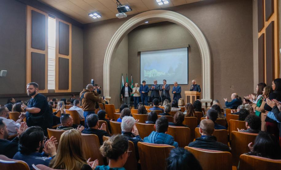 Governo entrega veículos e libera recursos para cirurgias no Hospital do Trabalhador