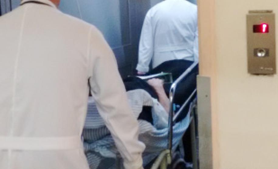 Entrada de paciente em maca Nivelação precisa do elevador. Conforto aos pacientes em macas
