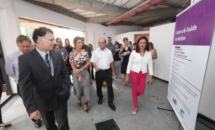 Secretária da Família e Desenvolvimento Social, Fernanda Richa, participa de visita ao Centro de Saúde da Mulher do Hospital do Trabalhador - Foto: Rogério Machado/SECS