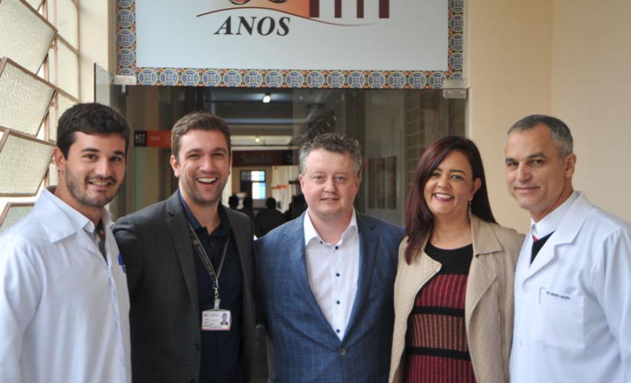 Médico canadense participa de cirurgia no HT