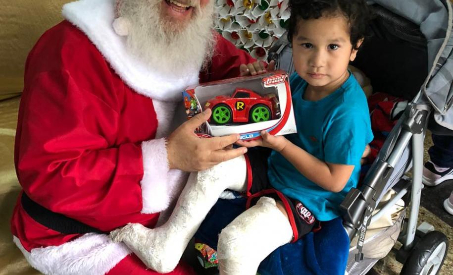 Pacientes do Hospital do Trabalhador recebem a visita do Papai Noel