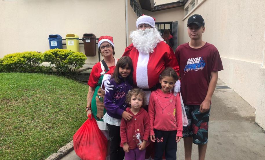 Pacientes do Hospital do Trabalhador recebem a visita do Papai Noel