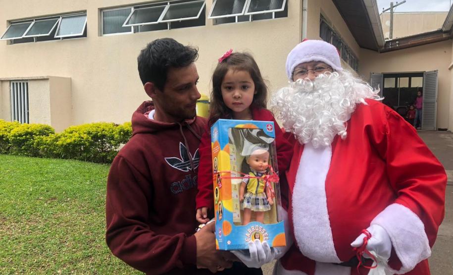 Pacientes do Hospital do Trabalhador recebem a visita do Papai Noel