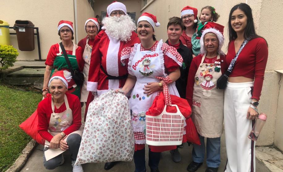 Pacientes do Hospital do Trabalhador recebem a visita do Papai Noel