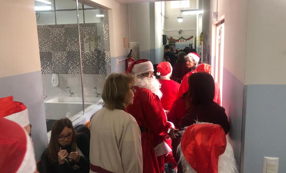 Pacientes do Hospital do Trabalhador recebem a visita do Papai Noel