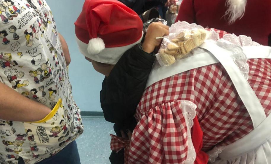 Pacientes do Hospital do Trabalhador recebem a visita do Papai Noel