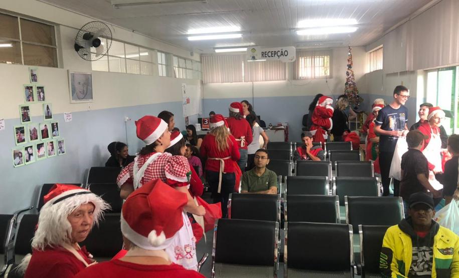 Pacientes do Hospital do Trabalhador recebem a visita do Papai Noel