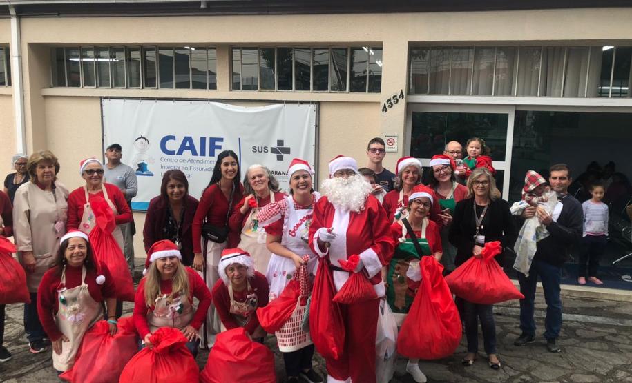 Pacientes do Hospital do Trabalhador recebem a visita do Papai Noel