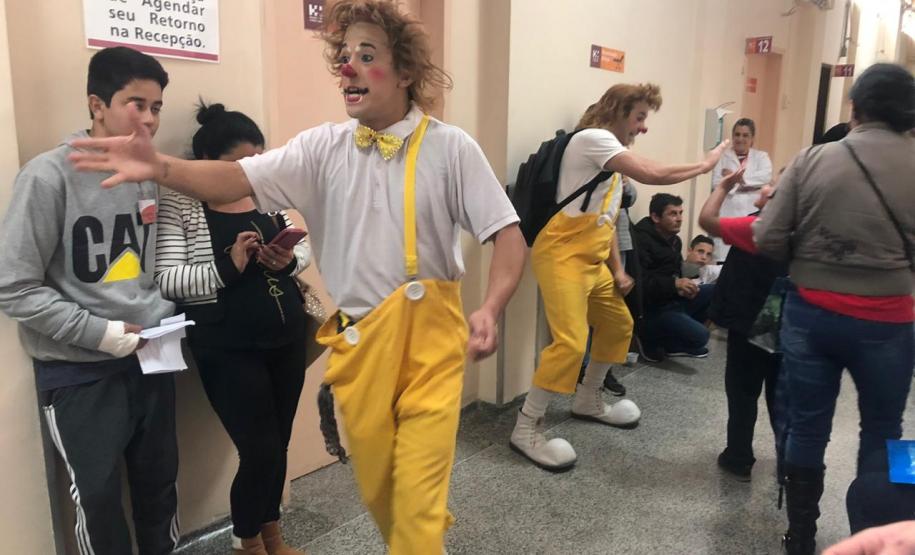 Pacientes do Hospital do Trabalhador recebem a visita do Papai Noel