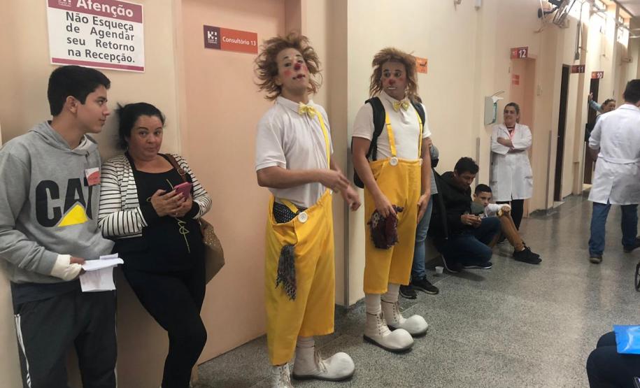 Pacientes do Hospital do Trabalhador recebem a visita do Papai Noel