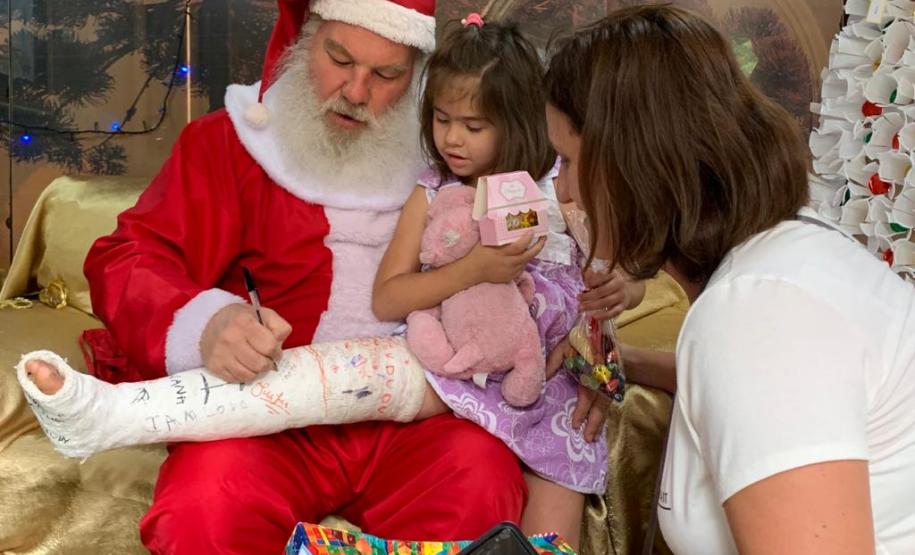 Pacientes do Hospital do Trabalhador recebem a visita do Papai Noel
