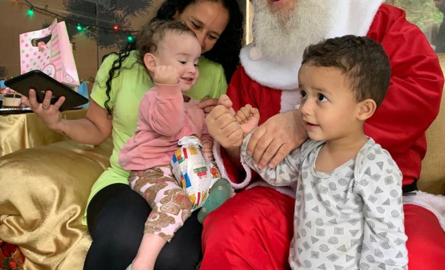Pacientes do Hospital do Trabalhador recebem a visita do Papai Noel