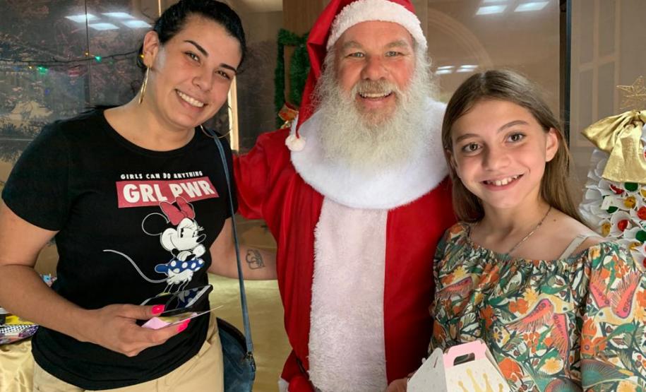 Pacientes do Hospital do Trabalhador recebem a visita do Papai Noel