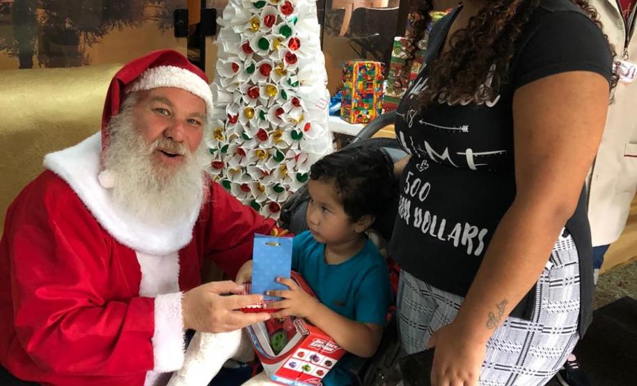 Pacientes do Hospital do Trabalhador recebem a visita do Papai Noel