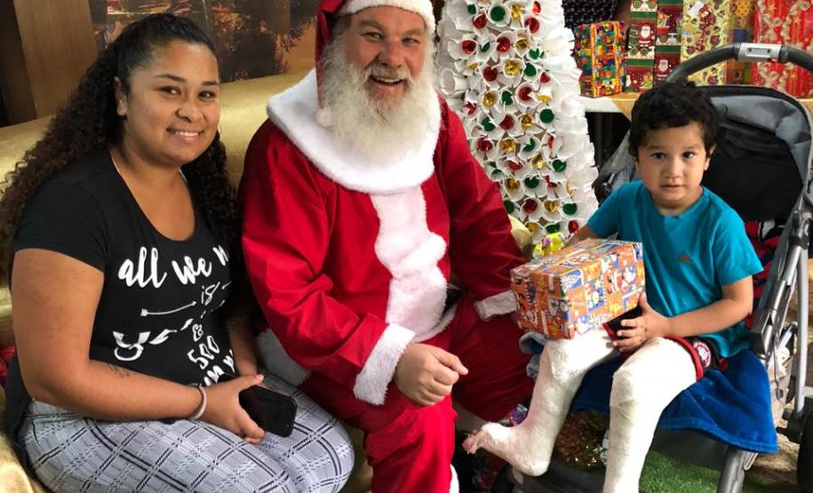 Pacientes do Hospital do Trabalhador recebem a visita do Papai Noel