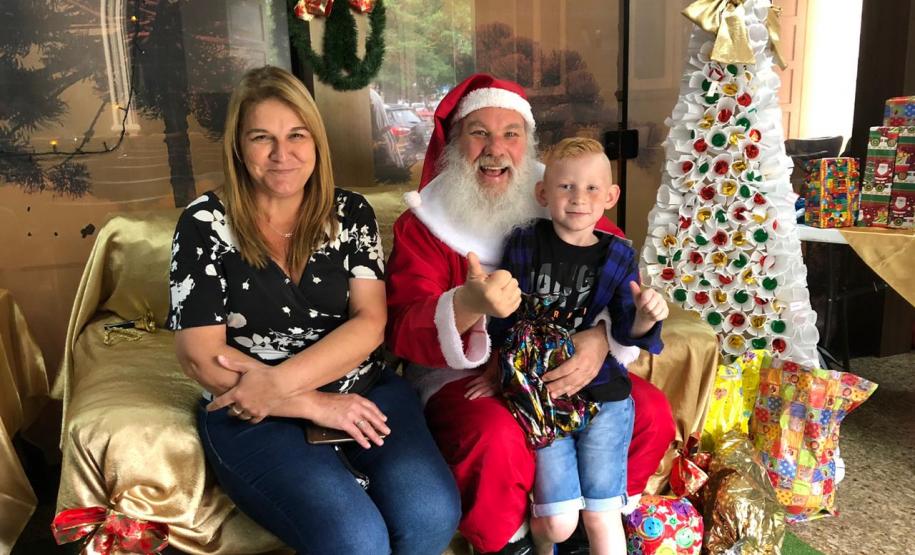 Pacientes do Hospital do Trabalhador recebem a visita do Papai Noel