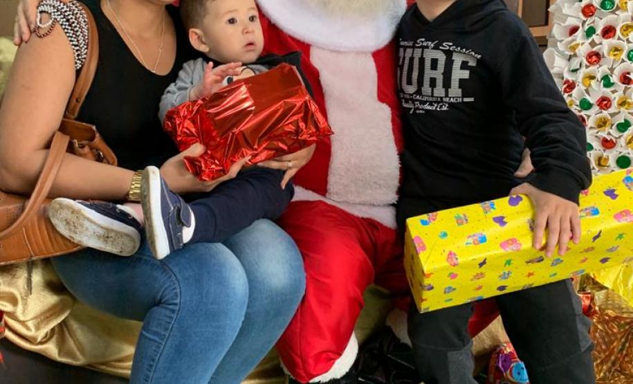 Pacientes do Hospital do Trabalhador recebem a visita do Papai Noel