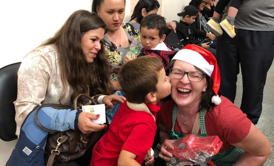 Pacientes do Hospital do Trabalhador recebem a visita do Papai Noel