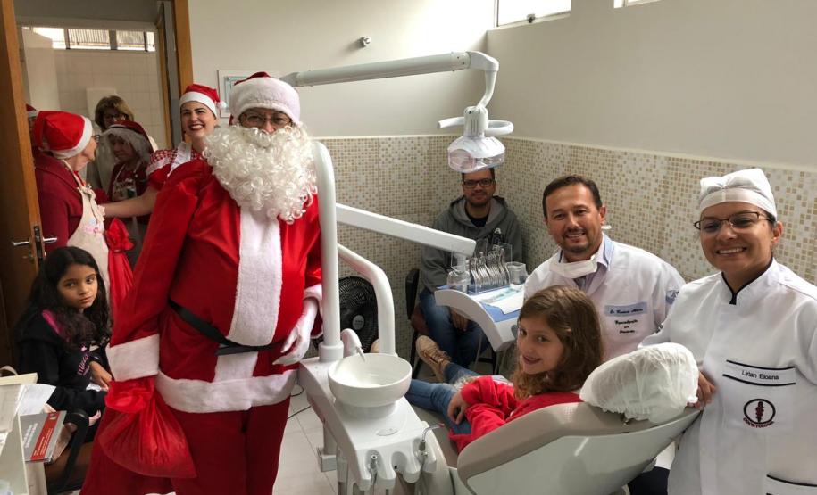 Pacientes do Hospital do Trabalhador recebem a visita do Papai Noel