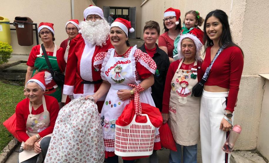 Pacientes do Hospital do Trabalhador recebem a visita do Papai Noel