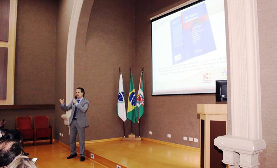 Hospital do Trabalhador lança livro sobre trauma