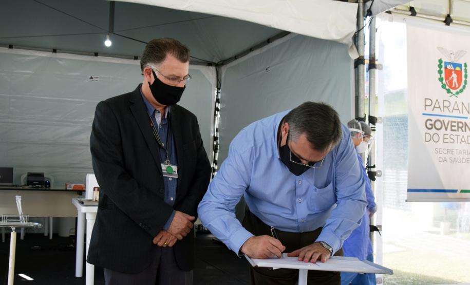 HOC inicia atendimento drive-thru para testar trabalhadores da saúde e da segurança para Covid-19