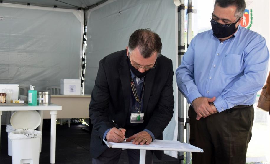 HOC inicia atendimento drive-thru para testar trabalhadores da saúde e da segurança para Covid-19