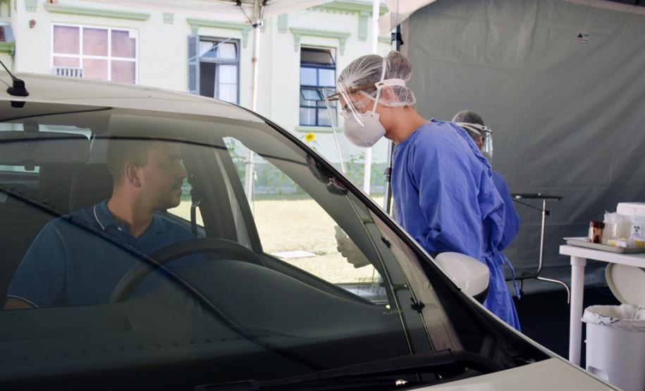 HOC inicia atendimento drive-thru para testar trabalhadores da saúde e da segurança para Covid-19