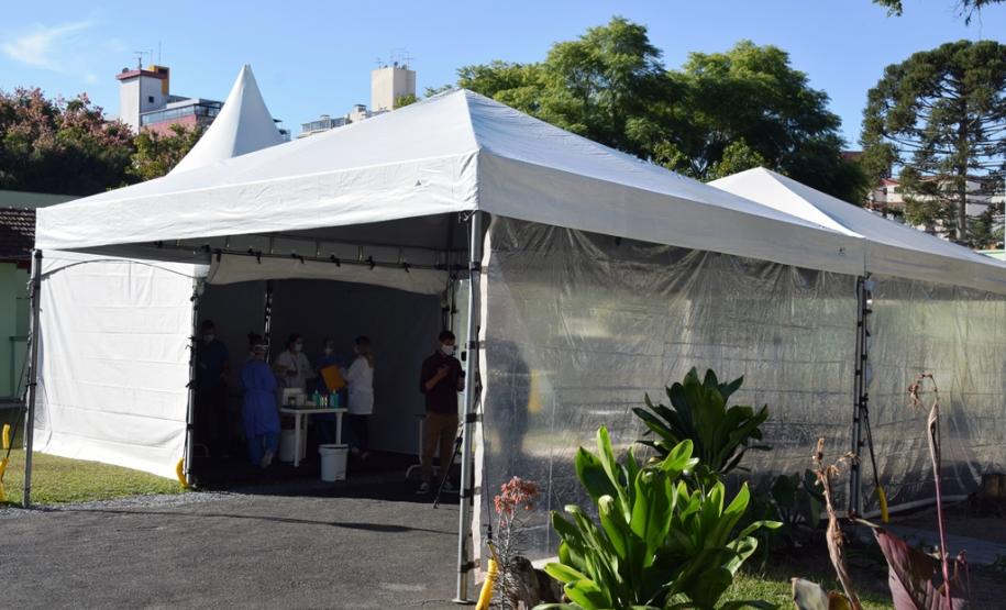 HOC inicia atendimento drive-thru para testar trabalhadores da saúde e da segurança para Covid-19