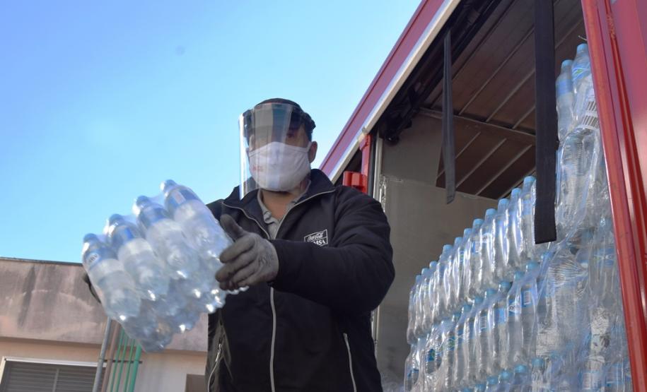 Hospital do Trabalhador recebe 24 mil garrafas de água Hospital do Trabalhador recebe 24 mil garrafas de água