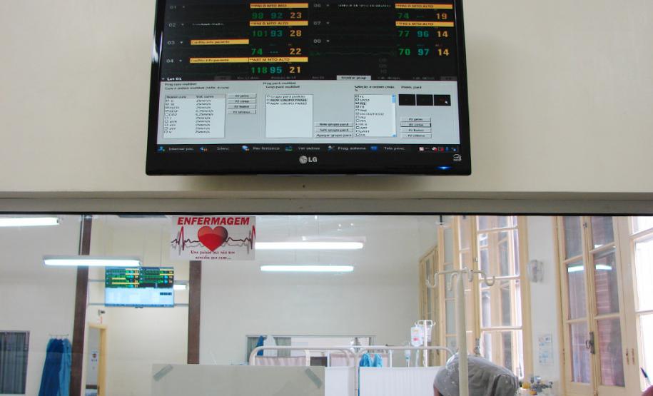 Posto de enfermagem com vista para os leitos e monitoração Posto de enfermagem com vista para os leitos e monitoração