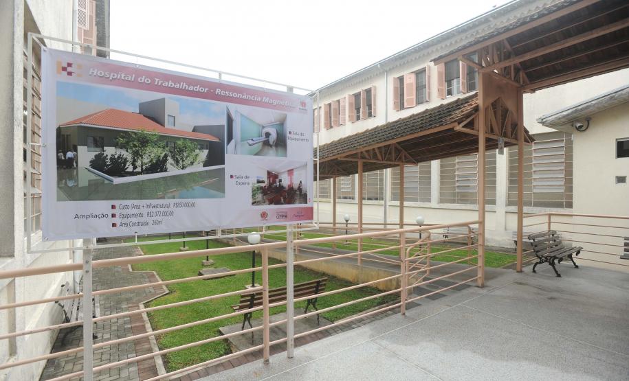 Hospital do Trabalhador:Governador entregou para o setor de diagnóstico,um tomógrafo e um mamógrafo, e assinou abertura do edital para construção do anexo da mulher.
Curitiba 27/10/2015