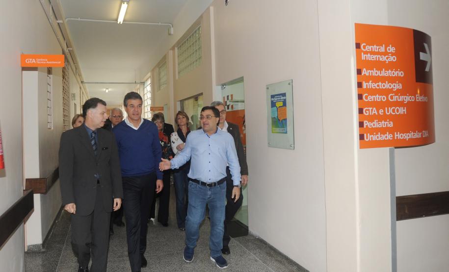 Hospital do Trabalhador:Governador entregou para o setor de diagnóstico,um tomógrafo e um mamógrafo, e assinou abertura do edital para construção do anexo da mulher.
Curitiba 27/10/2015