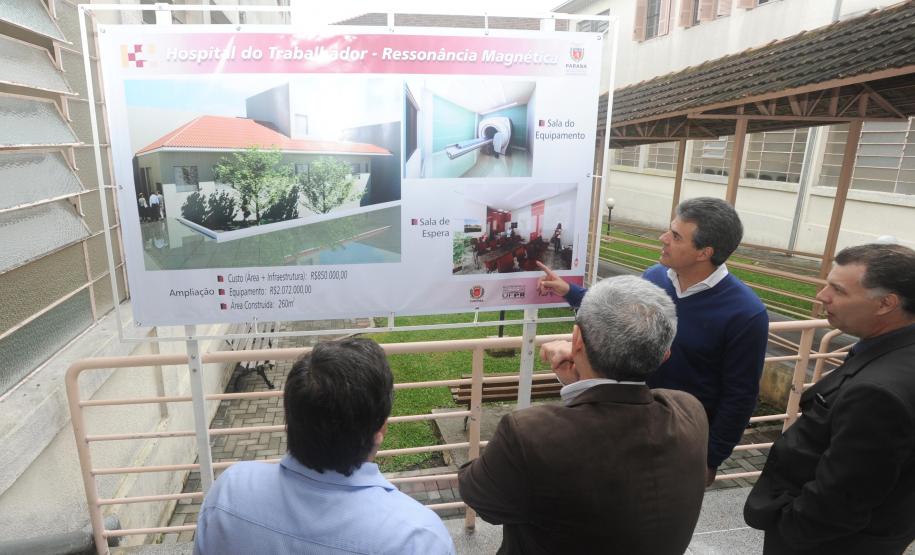 Hospital do Trabalhador:Governador entregou para o setor de diagnóstico,um tomógrafo e um mamógrafo, e assinou abertura do edital para construção do anexo da mulher.
Curitiba 27/10/2015