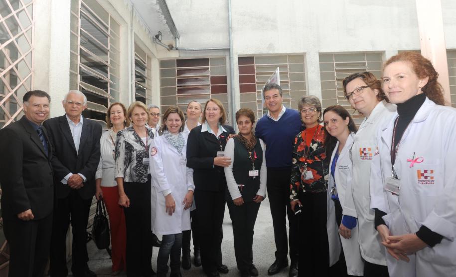 Hospital do Trabalhador:Governador entregou para o setor de diagnóstico,um tomógrafo e um mamógrafo, e assinou abertura do edital para construção do anexo da mulher.
Curitiba 27/10/2015