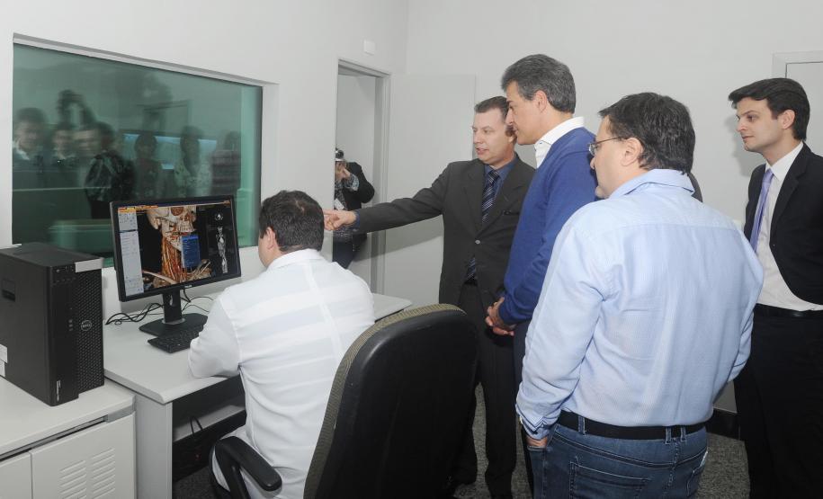 Hospital do Trabalhador:Governador entregou para o setor de diagnóstico,um tomógrafo e um mamógrafo, e assinou abertura do edital para construção do anexo da mulher.
Curitiba 27/10/2015